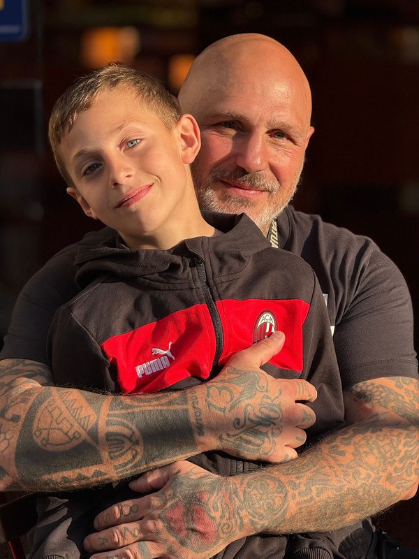 Ex campione di boxe con un ragazzo del quartiere