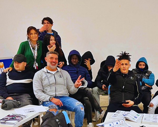 Ragazzi riuniti in uno spazio comune del progetto