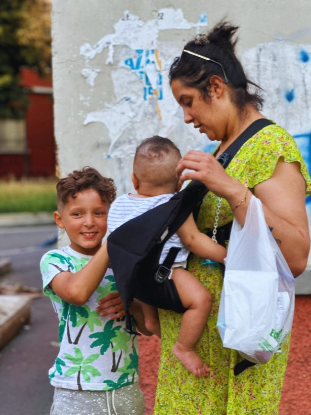 Una madre con bambini nel quartiere