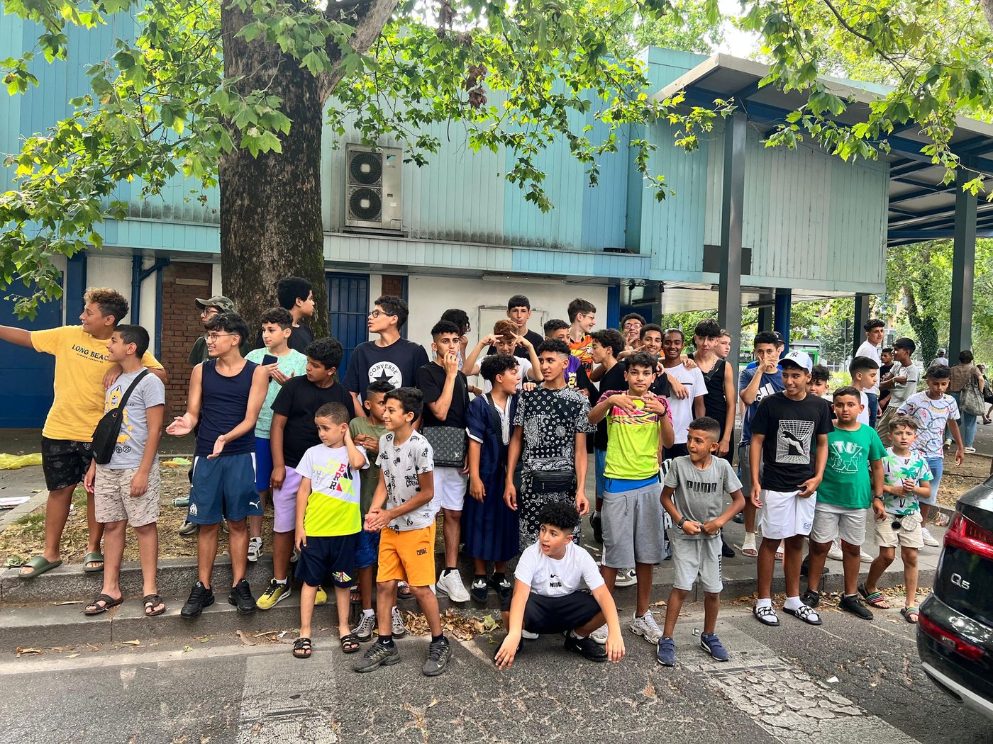 Grande gruppo di ragazzi e bambini nel quartiere