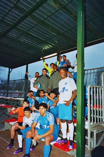 Gruppo di ragazzi del progetto in tribuna
