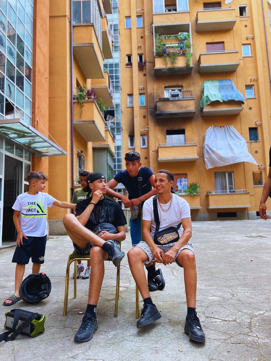 Ragazzi del quartiere in un cortile di San Siro