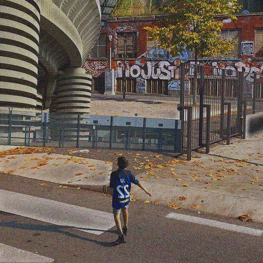Un ragazzo cammina vicino allo stadio di San Siro