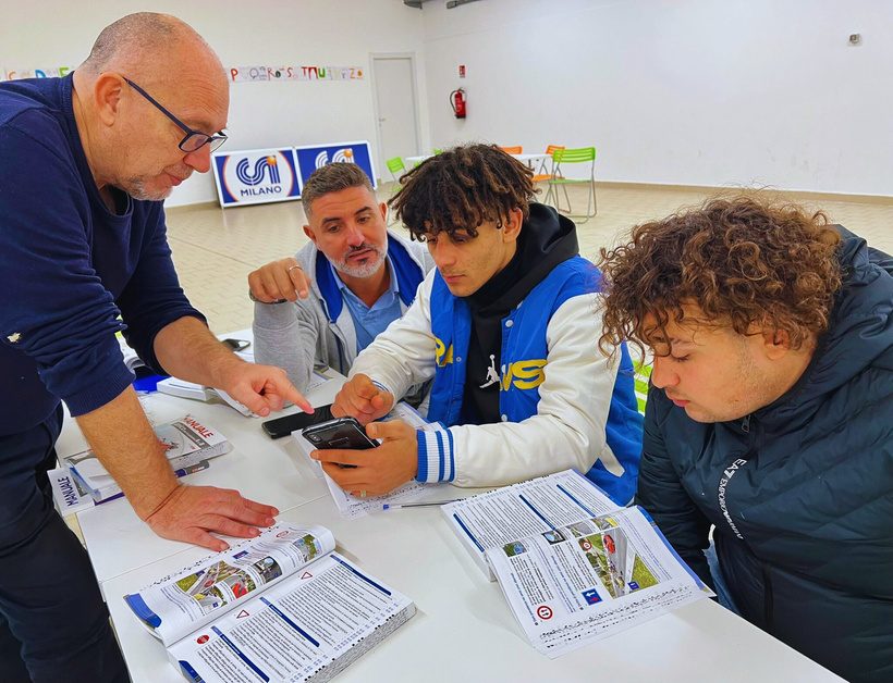 Lezione di preparazione alla patente con ragazzi e volontari