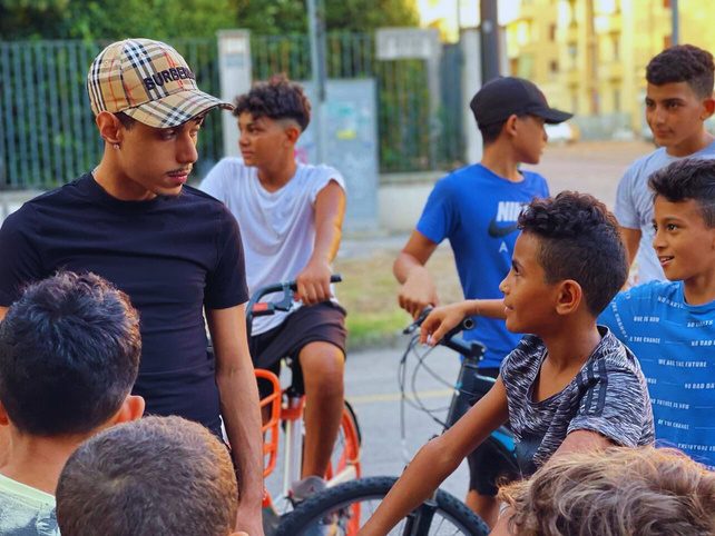 Un giovane artista del progetto durante una sessione musicale