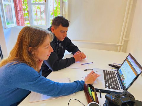 Tutoraggio individuale con ragazzi al computer